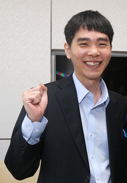 이세돌 9단이 알파고와 4국에서 초반부터 맹공을 펼쳤다. 이후 끈질긴 공격 끝에 1승을 손에 잡았다. /구글 제공