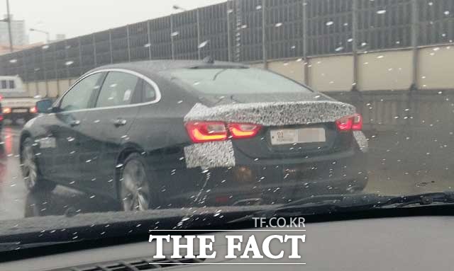 한국지엠의 신형 말리부가 특수 그래픽 위장 스티커를 부착하고 지난 5일 서울외곽순환도로에서 시험 주행을 하고 있다. 신형 말리부는 올 상반기 출시될 예정이다. /장병문 기자