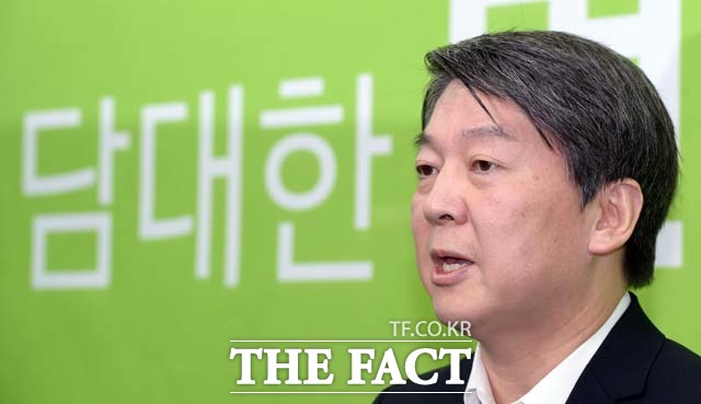 안철수 국민의당 상임공동대표는 14일 총선 30일을 앞두고 국회 의원회관에서 열린 당 최고위원회의에서 권투에서 중요한 건 얼마나 강한 펀치를 날리느냐가 아니라, 얼마나 강한 펀치를 맞고도 버티는가가 핵심이라면서 각오를 다졌다./임영무 기자