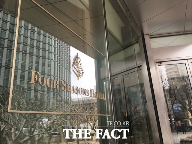 이세돌 9단과 알파고의 세기의 대결이 펼쳐지는 포시즌스 호텔 서울은 이번 행사를 통해 돈으로 환산할 수 없는 홍보효과를 얻었다. 15일 포시즌스 호텔 서울에선 이세돌 9단과 알파고의 마지막 5국이 펼쳐진다. /서민지 기자