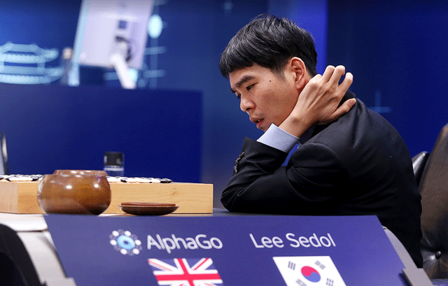 15일 이세돌 9단과 알파고의 5국을 앞두고 누리꾼들이 이세돌 9단을 향한 응원을 쏟아내고 있다. 많은 누리꾼들은 이세돌 9단에게 승패를 떠나 최고다. 즐겨라며 격려를 보내고 있다. /구글 제공