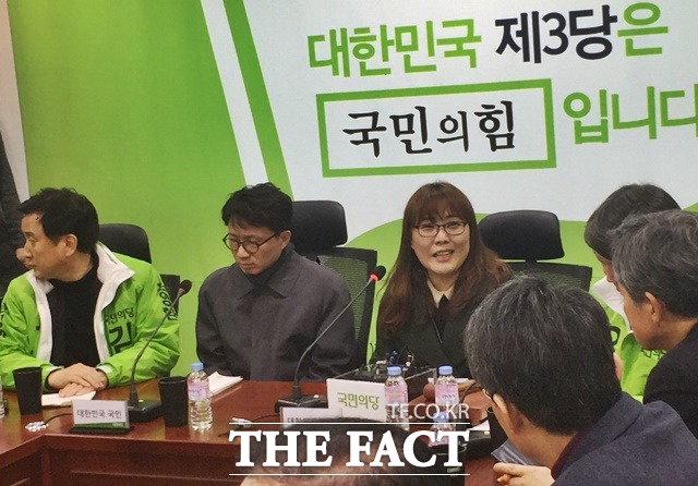 안철수 대표는 이날 최고위에 서울 관악구 장애아동 어린이집 원장 백경혜(오른쪽) 씨와 시민단체 인사 김병규 한국사회 책임네트워크 집행위원을 초청해 고충을 청취했다./국회=서민지 기자