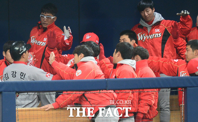4회초 2사 만루서 SK 김강민이 우월 만루홈런을 터뜨리고 더그아웃에서 동료들의 환영을 받고 있다.