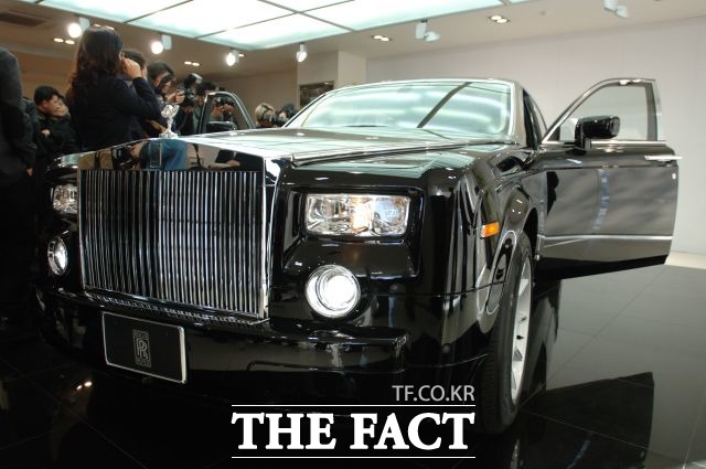 지난 10일 한국수입자동차협회에 따르면 지난해 판매됐던 1억 원 이상의 수입차는 모두 2만2800여 대로 이 가운데 1만8000대가량이 법인 차량으로 집계됐다. /더팩트 DB