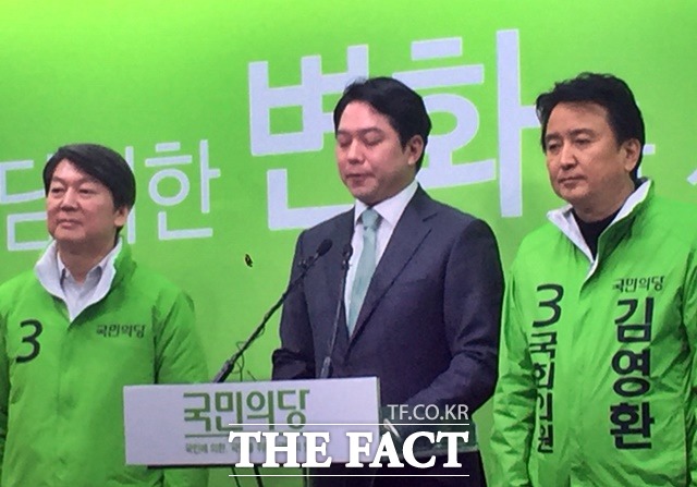 정호준(가운데) 의원의 입당으로 국민의당은 현역 의원 20명 이상을 기준으로 하는 원내 교섭단체를 구성하게 됐다./마포=서민지 기자