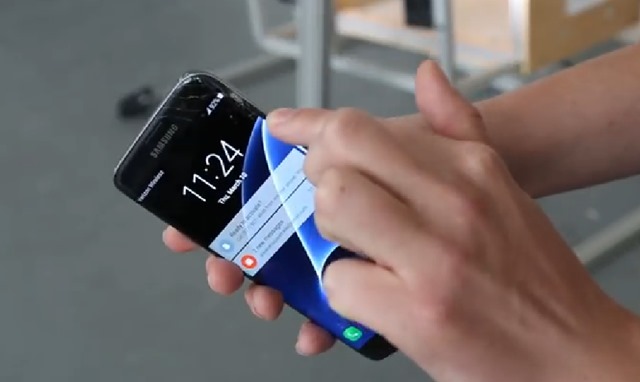 16일 온라인 미디어 유니래드는 유튜브에 갤럭시S7과 아이폰6S의 품질을 실험하고자 다양한 방법을 동원해 진행하는 영상을 공개했다./유튜브 영상 갈무리
