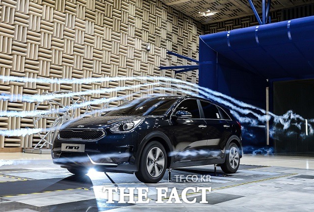 기아자동차가 16일 경기도 화성에 있는 남양연구소에서 하이브리드 소형 스포츠유틸리티차량(SUV) 니로를 국내 최초로 공개했다. / 기아자동차 제공