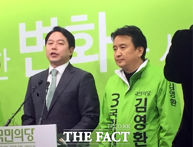 더불어민주당에서 컷오프된 정호준(왼쪽) 의원(서울 중구성동을)이 16일 국민의당 입당을 선언했다./마포=서민지 기자
