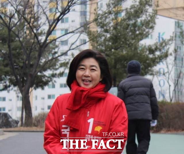 김행 (56·전 청와대 대변인) 새누리당 중구·성동구(을) 예비후보가 선거운동을 하며 환하게 웃고 있다. /김행 예비후보 제공