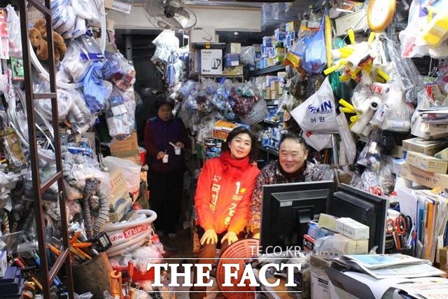 김행 예비후보가 주민 가게에서 난로 옆에서 몸을 녹이며 대화를 나누고 있다. /김행 예비후보 제공