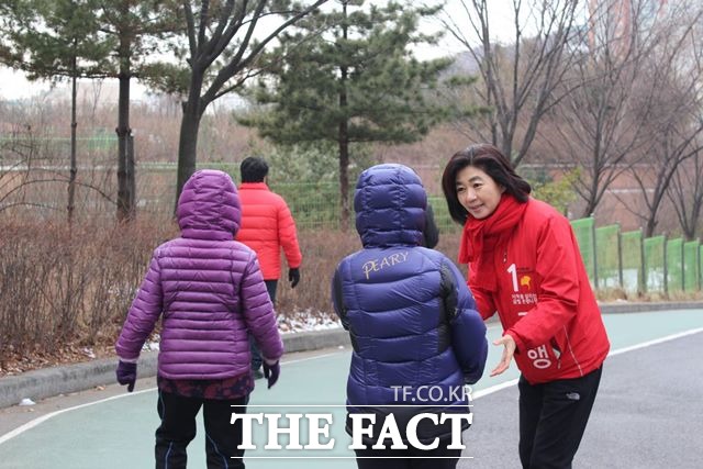 김행 예비후보가 지역구 산책로에서 주민과 대화를 나누고 있다. /김행 예비후보 제공