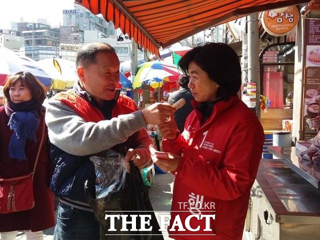 김행 예비후보가 시장에서 만난 주민이 건네준 간식을 먹고 있다. /김행 예비후보 제공