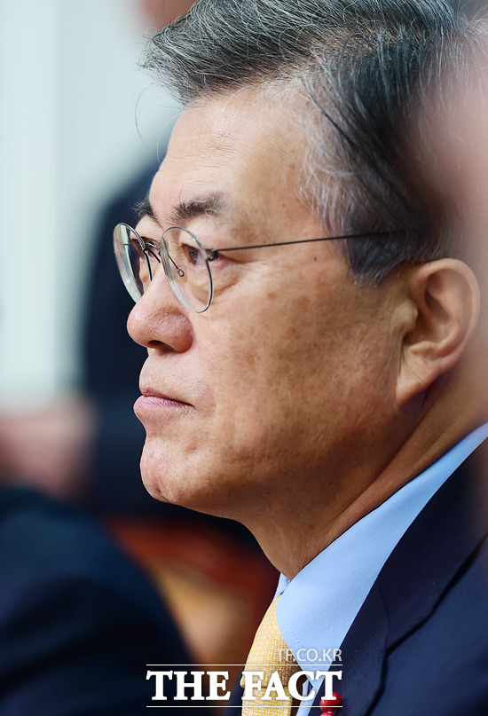 문재인 전 더불어민주당 대표는 17일 정청래 의원이 어렵고 아픈 결정을 했습니다. 제물이 아닙니다고 밝혔다. /배정한 기자