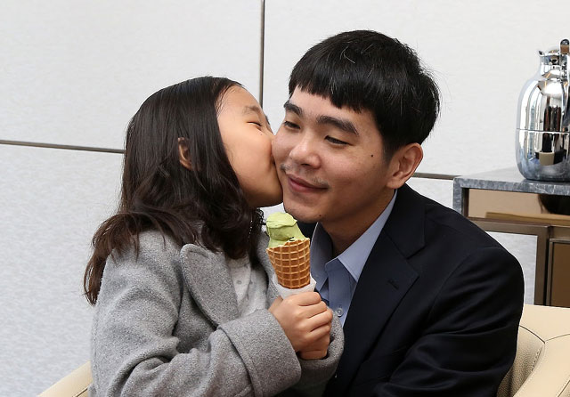 이세돌 9단이 5국에 앞서 딸의 응원을 받고 있습니다. /구글 제공