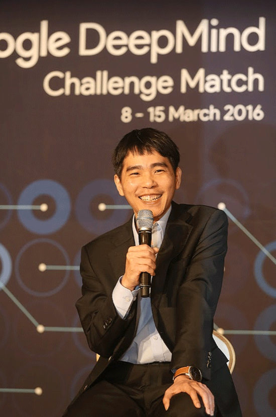 이세돌 9단이 알파고와 4국 대결에서 승리한 뒤 미소를 짓고 있습니다. /구글 제공