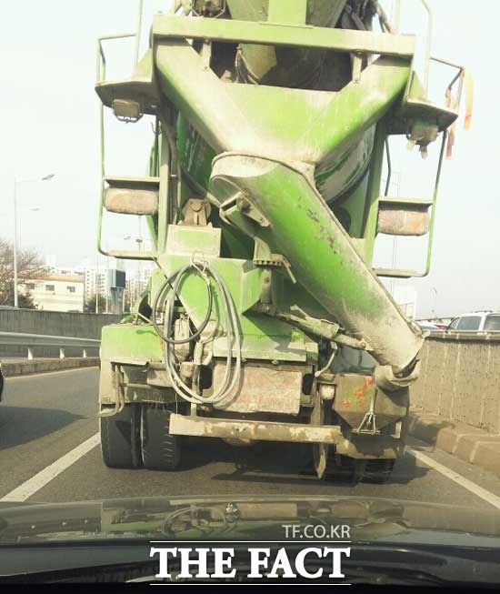 17일 <더팩트>에 투명 봉지로 번호판을 가린 콘크리트 믹서 트럭의 사진이 제보됐다. 해당 차량은 투명 비닐로 번호판을 가리고 도로를 달리고 있다. /독자 제공