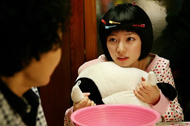 영화 아기와 나에 출연한 송하윤. 그는 김별로 활동할 당시 통통 튀는 고등학생 역할을 많이 맡았다. /영화 아기와 나 방송 화면 캡처