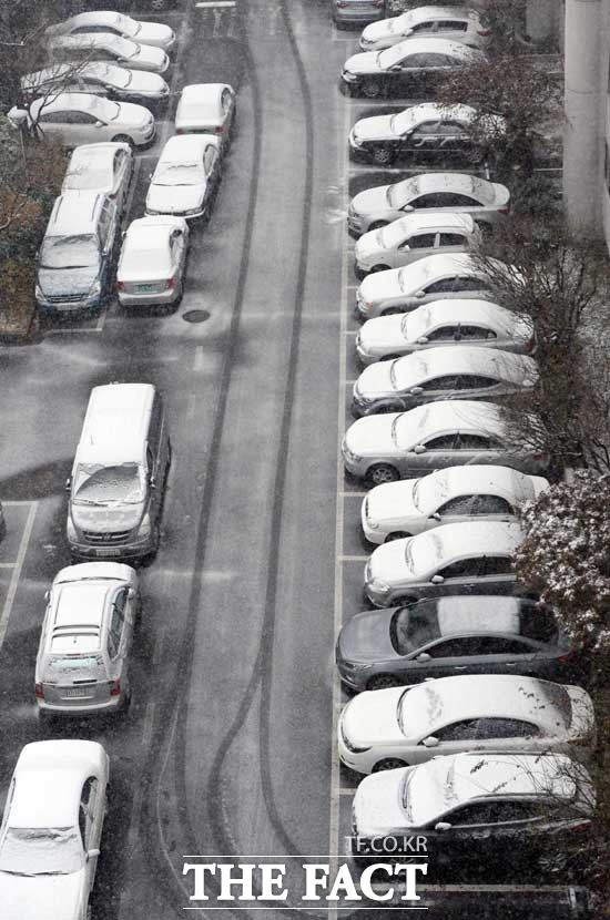 스노타이어는 눈길이나 빙판길에서 미끄러짐을 방지해 안전 운전에 도움을 준다. /더팩트 DB