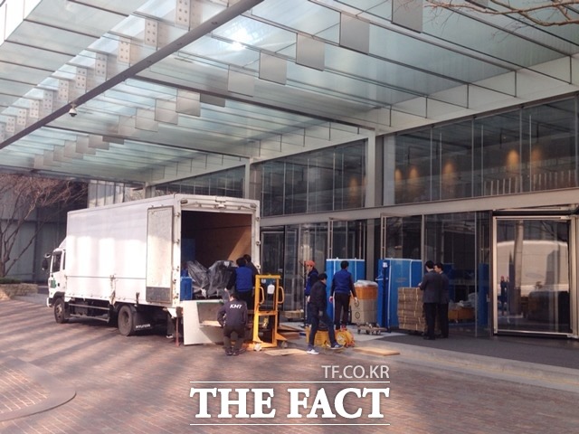 삼성전자가 수원으로 자리를 옮기기 위해 이삿짐 나르고 있다. /서초=성강현 기자