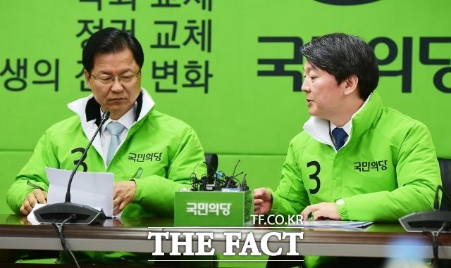 국민의당은 20일 오후 논평을 내고 김종인 더불어민주당 비상대책위원회 대표가 본인을 비례대표 2번에 전략공천한 데 대해 나이 타령까지 하며 비례대표 진출설을 극구 부인하더니 낯이 뜨겁지 않는가라면서 비판했다./배정한 기자