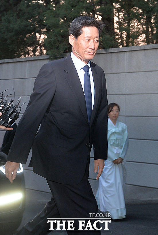정몽윤 현대해상 회장이 고 정주영 명예회장 제사에 참석하기 위해 정몽구 현대차 회장의 한남동 자택에 들어서고 있다.