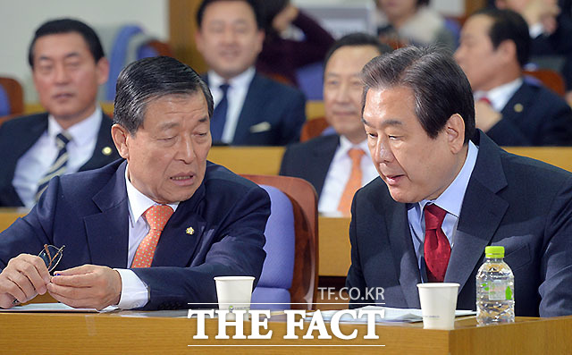 김무성(오른쪽) 대표의 핵심 측근들은 대다수가 여당 우세지역에서 공천을 확정했다. 김 대표의 최측근 황진하(왼쪽) 사무총장은 본선행 티켓을 쥐었다./문병희 기자