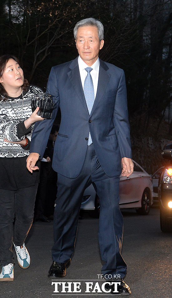 정몽준 아산재단 이사장이 20일 고 정주영 현대그룹 명예회장의 15주기 제사에 참석하기 위해 서울 용산구 한남동 정몽구 현대자동차그룹 회장 자택으로 들어가고 있다 /한남동=문병희 기자