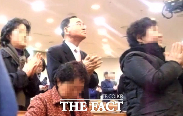 독실한 기독교 신자로 알려진 정홍원 국무총리 지명자(가운데)와 부인 최옥자 여사가 경기도 분당에 위치한 H교회에서 주일예배를 드리고 있다.