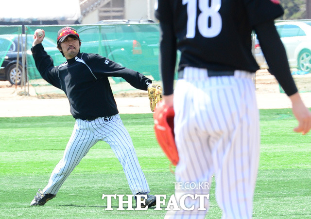 안재욱이 적극적으로 수비를 하고 있다.