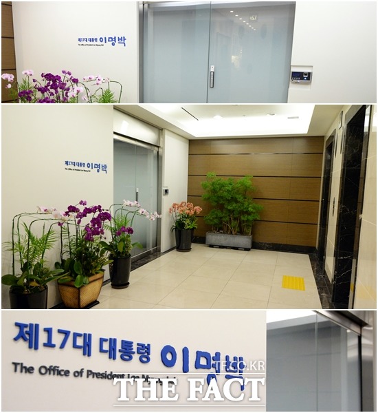 그래서 찾아가 본 12층...제17대 대통령 이명박 사무실 입구 옆 벽면에는 한글과 영어로 된 깔끔한 명패가 붙어있다. 이 전 대통령이 사무실에 출근해 있을 때는 경호원들이 문 앞을 지키고 있다.