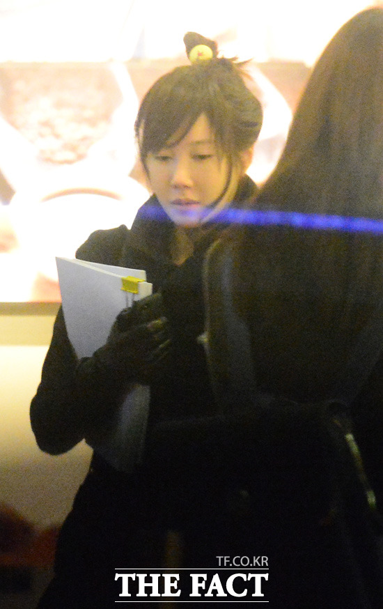 컴백을 준비하고 있는 이지아가 다음 작품 대본을 검토한 뒤 다음 장소로 이동하고 있다./이새롬 기자