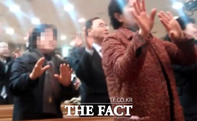 정홍원 국무총리 지명자(가운데)와 부인 최옥자 여사가 손을 들어 예배를 드리고 있다.