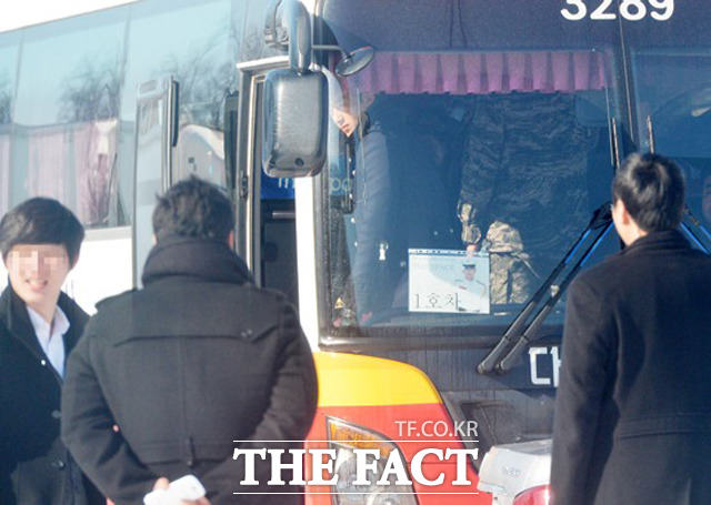 필승! 전역을 명 받았습니다-팬들에게 인사하는 현빈.