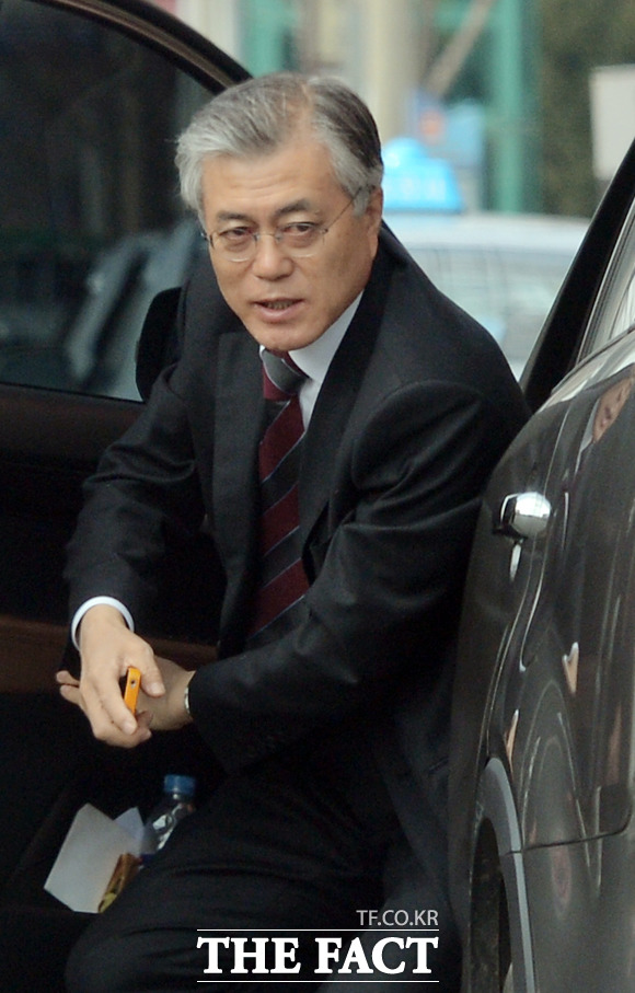 민주통합당 문재인 의원이 17일 부산 사상구 주례동에 위치한 지역구 사무실로 출근했다. / 부산=임영무·문병희 기자