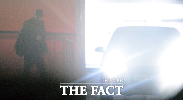 공익근무일정을 마치고 조용히 마지막 휴가를 즐기고 있는 것으로 알려진 강동원은 지난 5일부터 7일까지 꾸준히 출근과 퇴근을 반복했다. 사진은 강동원이 퇴근하기 위해 본인 차량으로 걸어가는 모습.