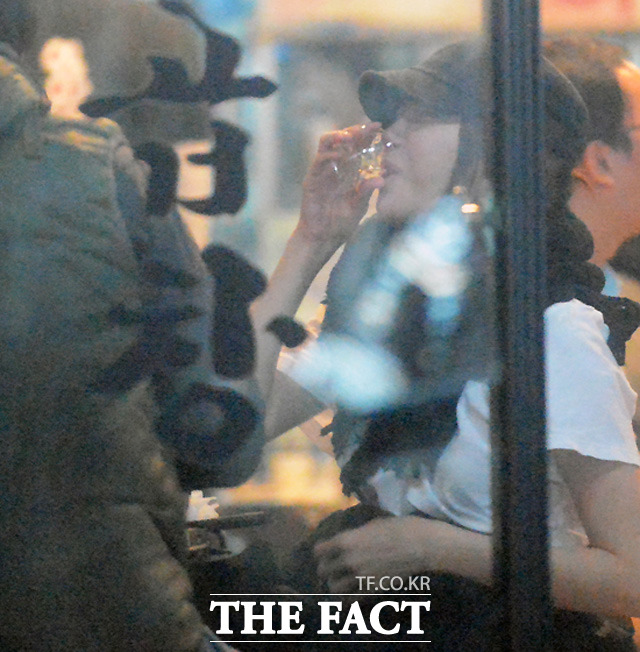이지아가 지인들과 술잔을 기울이는 모습이 <더팩트> 카메라에 잡혔다. / 노시훈 기자