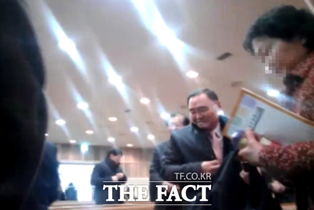 예배를 마친 정홍원 지명자가 예배당을 나서고 있다.