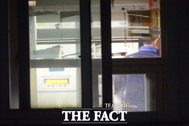 주방을 서성이고 있는 윤 전 대변인의 뒷모습. 미국 사법당국이 체포영장을 발부한다면 그는 소환에 응할까./김포=이효균 기자