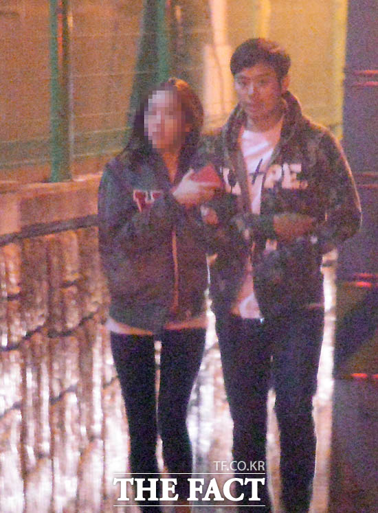 천정명(오른쪽)이 22살 일반인 A씨와 1개월째 열애를 하고 있다. /문병희 기자