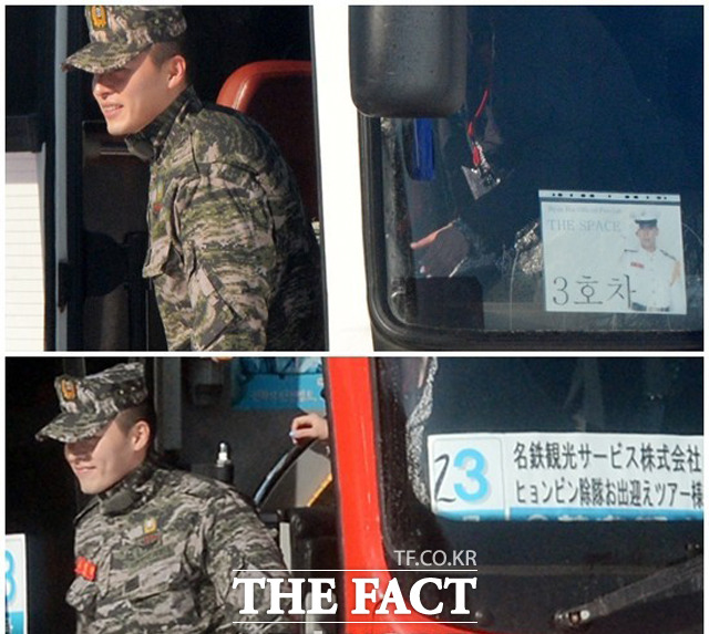 버스에 올라 인사를 한 현빈이 웃음을 지으며 다른 버스로 발걸음을 옮기고 있다.