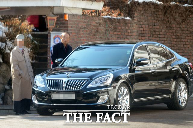 점심회동을 마친 최 전 방통위원장이 자택으로 이동하기 위해 차량에 오르고 있다.