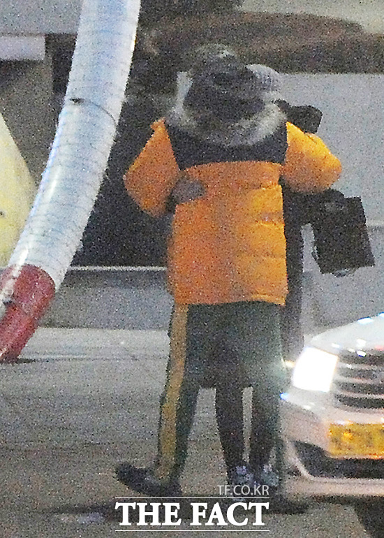 이장우(왼쪽)가 세차게 부는 바람을 몸으로 막으며 오연서를 배려하고 있다.