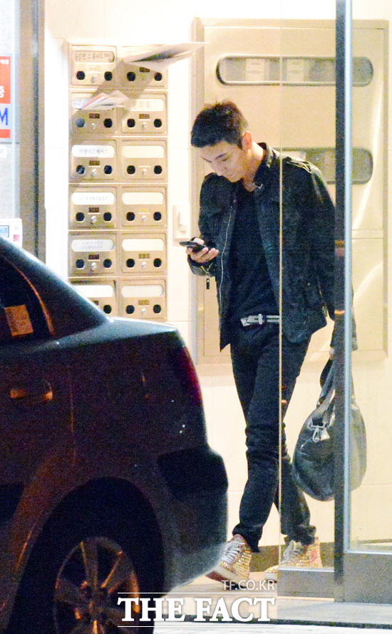 이특이 화보 촬영을 마치고 홀로 스튜디오를 빠져나오고 있다.