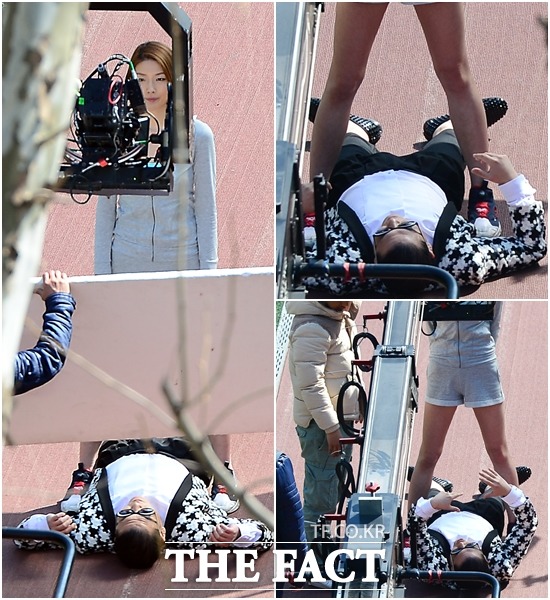 미녀 모델 다리 사이에 누워 미녀를 올려다보는 동작을 취하는 싸이.