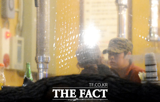 이장우(오른쪽)가 식사 도중 오연서를 바라보고 있다.