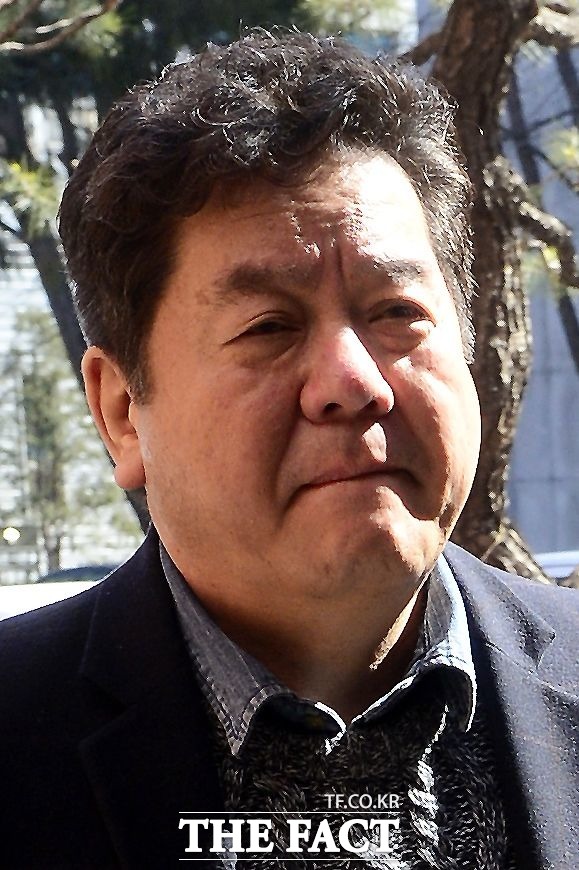 개인파산을 신청한 심형래가 21일 오후 서울중앙지방법원 제4별관에서 열린 파산심리에 참석하며 굳은 표정을 짓고 있다./남윤호 기자