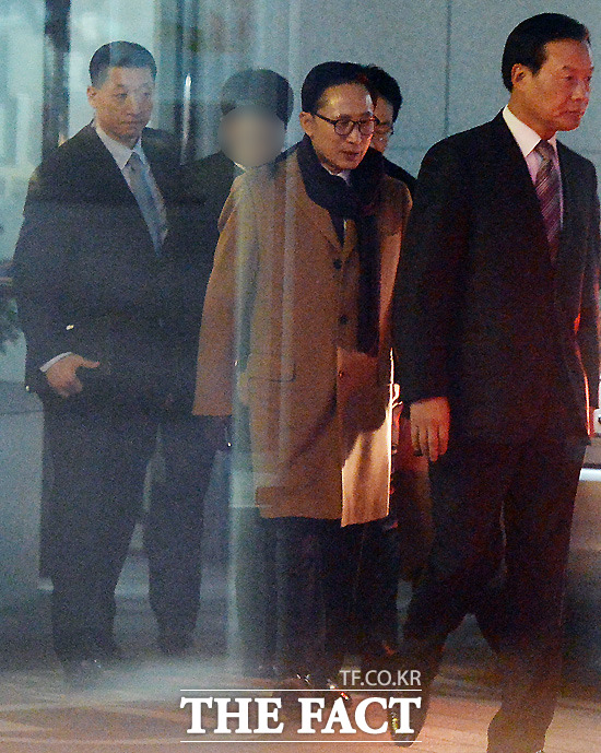 MB의 퇴근길 개인 사무실을 낸 이명박 전 대통령이 지난 7일 오후 서울 강남구 대치동의 한 빌딩에서 퇴근하고 있다. /대치동=이새롬 기자