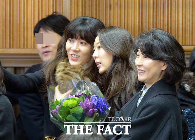 (왼쪽부터 순서대로) 임세령 상무, 임상민 부본부장, 박현주 부회장 등 대상그룹 세 모녀가 임 상무 아들의 졸업식에 참석했다./ 문병희 기자
