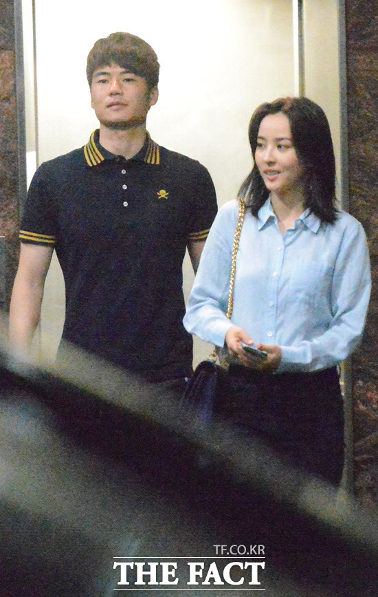 기성용 누나의 집에서 함께 나온 기성용과 한혜진은 인근에 있는 마사지 샵으로 향해 1시간 가량 마사지를 받고 나왔다.