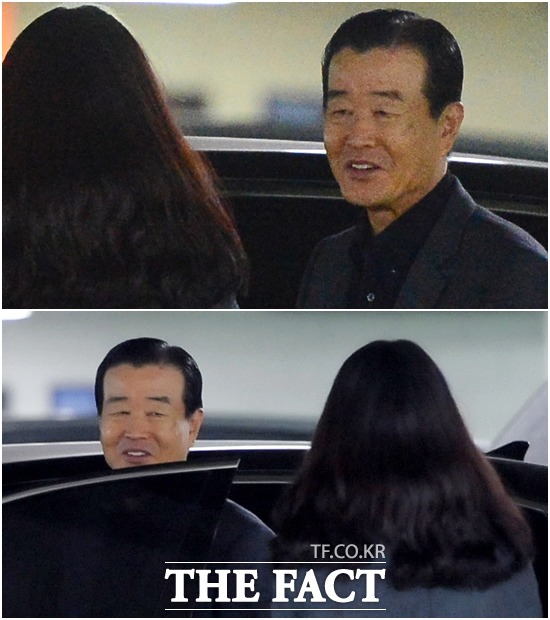 차량에 탑승하기 전, 라 전 회장이 밝은 표정으로 기자와 대화를 나누고 있다.